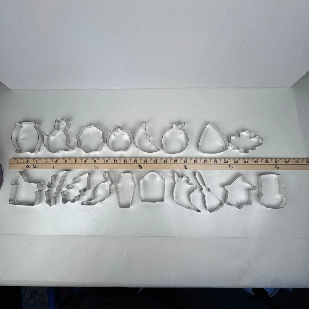 2012 Wilton Halloween Spooky Cookie Cutter Set 18 Shapes Metal Plastic Container